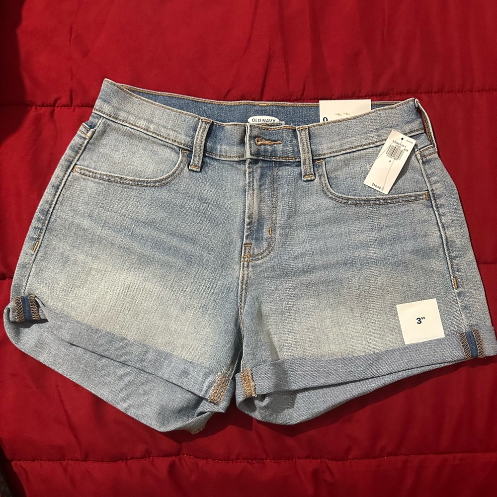 Old Navy women’s shorts .. brand new says size 0 but more like a size 3